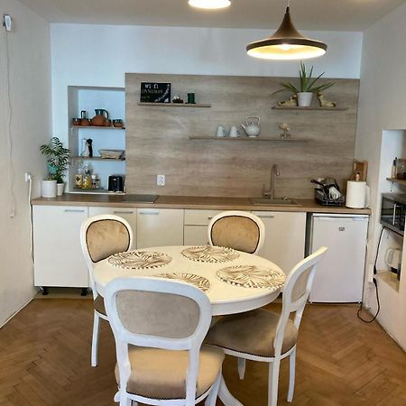 Valentina'S Apartment In City Center Braşov Eksteriør billede